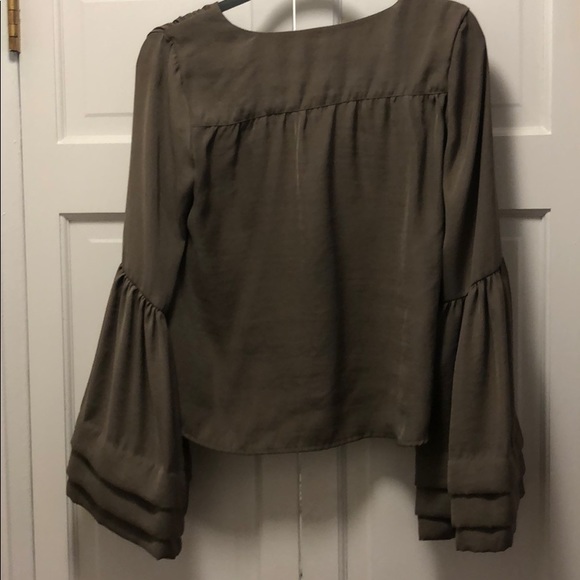 Show me your mumu green cap sleeve top - Picture 4 of 6